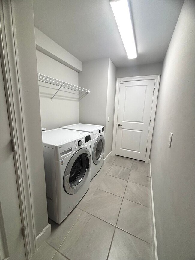 Building Photo - Modern 3 Bed, 2 Bath Home with Stylish Upg...
