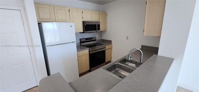 Building Photo - 2665 SW 37th Ave