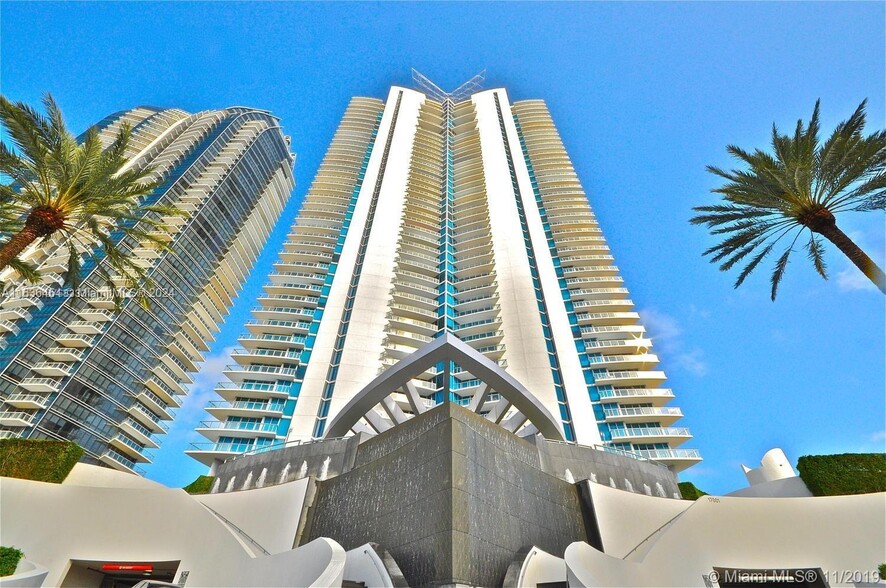 Building Photo - 17001 Collins Ave