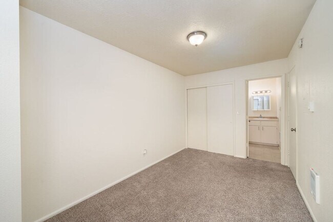 Building Photo - 1 bedroom ,pets welcome! Get it now before...