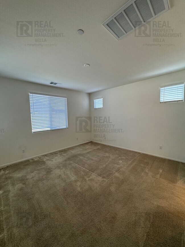 Building Photo - Single-Story Comfort & Style in Prime Heme...