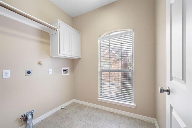 Building Photo - 1503 Shady Villa Fern