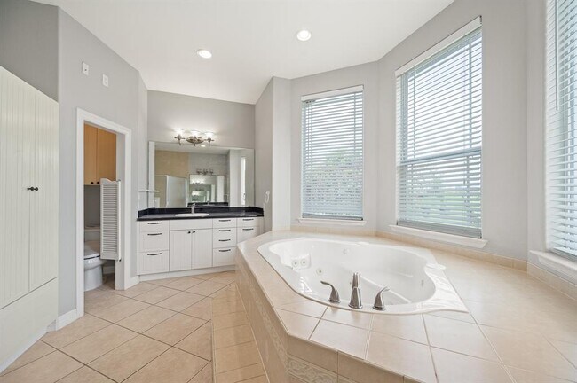 Building Photo - 13819 Lakeview Meadow Dr