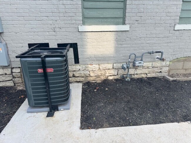 Building Photo - 2 Bedroom 1 1/2 Bath Beautifully Renovated Home in Historic Huffman Area