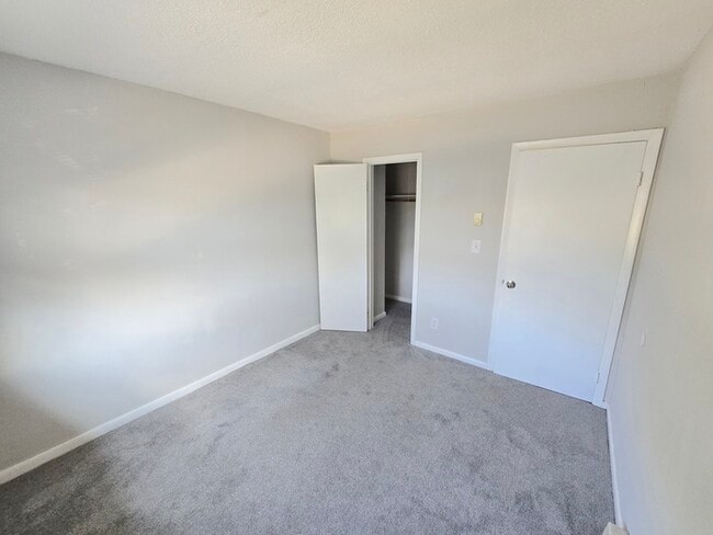 Building Photo - BEAUTIFUL TWO BEDROOM 1.5 BATHROOM APARTME...
