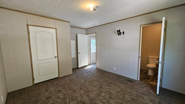 Building Photo - 2320 E MacArthur Rd