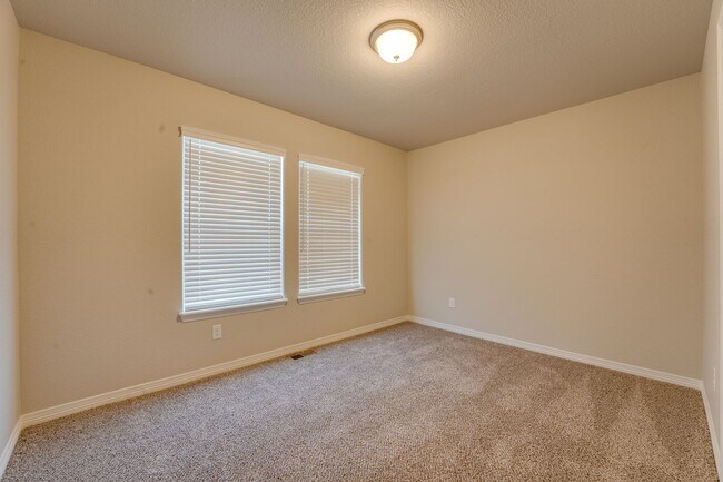 Building Photo - Stunning 3 Bedroom 2 Bathroom townhome in Fort Collins!