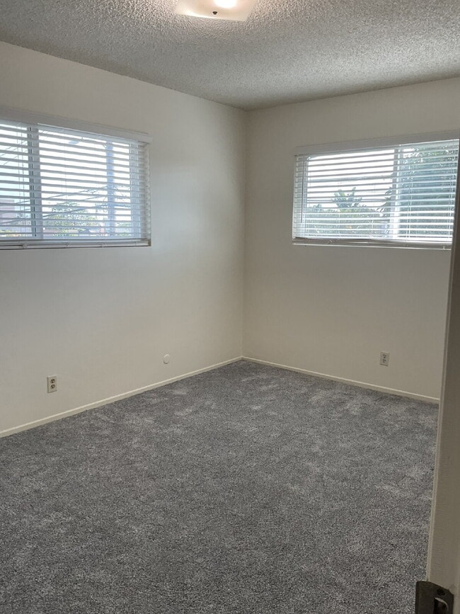 Building Photo - "Charming 2-Bed Oasis in Ventura – Cozy 90...
