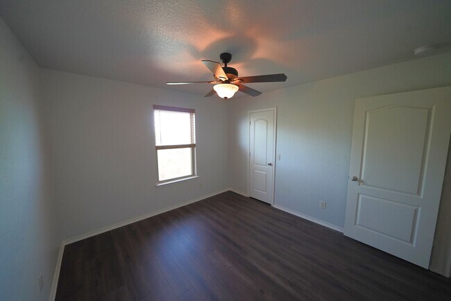 Building Photo - Great 4 Bedroom Home Now Available in Cibo...