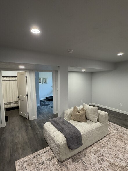 Building Photo - 702 Hartzheim Dr