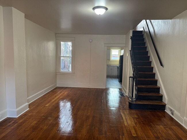 Building Photo - 4 Bedroom Home