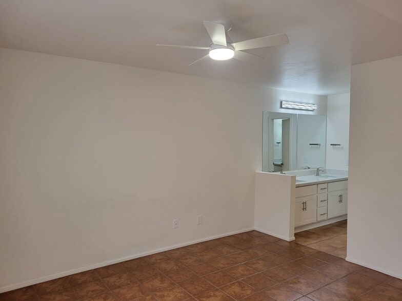 Building Photo - 1717 E Union Hills Dr