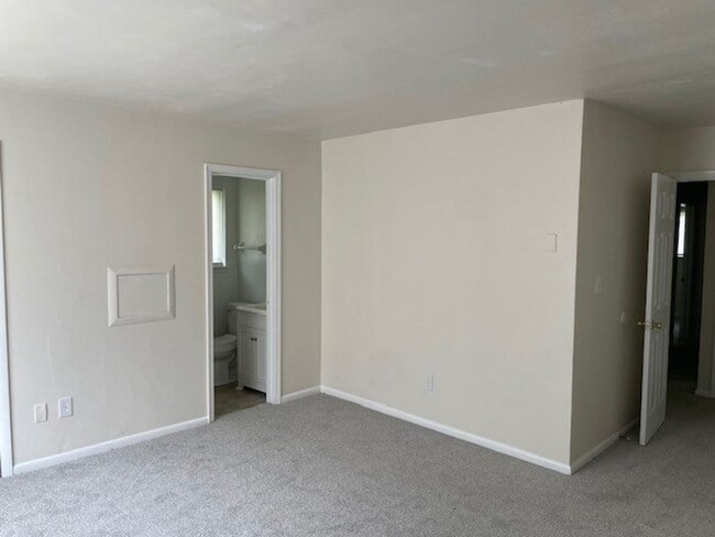 Building Photo - Newly Renovated 4 bedroom 2 bath Ranch Home