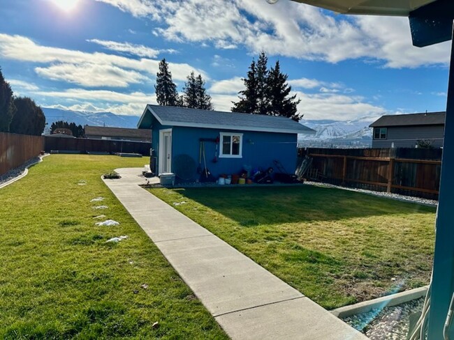 Building Photo - Charming 2 bed/1 bath home with extra larg...