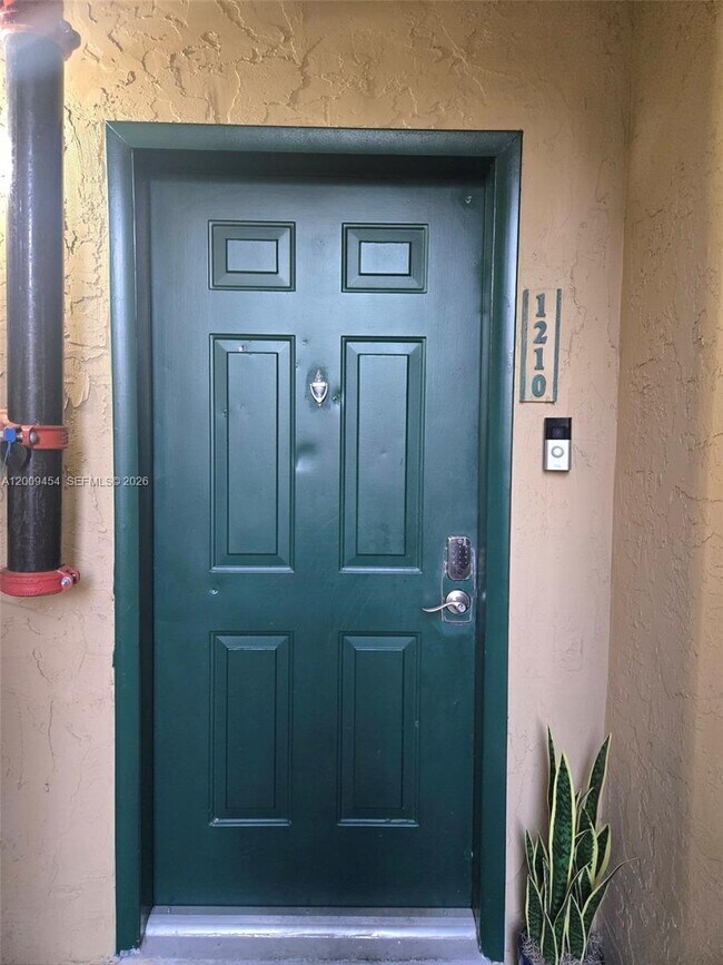 Building Photo - 733 Riverside Dr