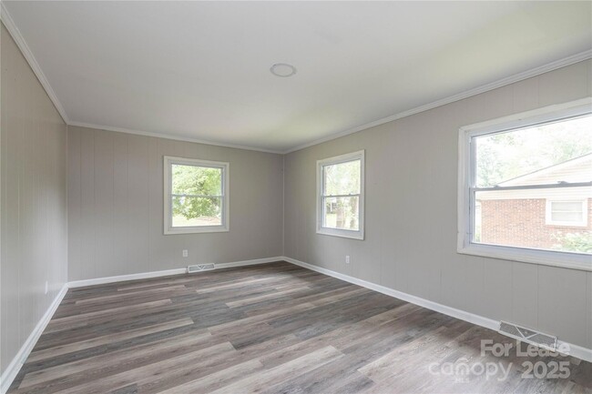 Building Photo - 4438 Gainsborough Rd