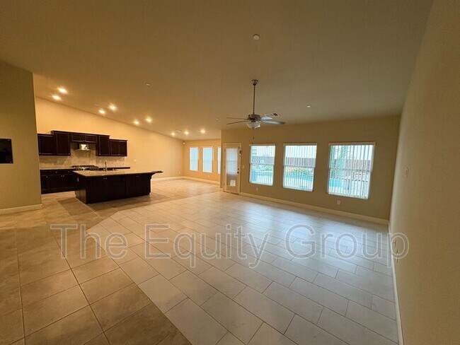 Building Photo - 4201 W Wren Ave