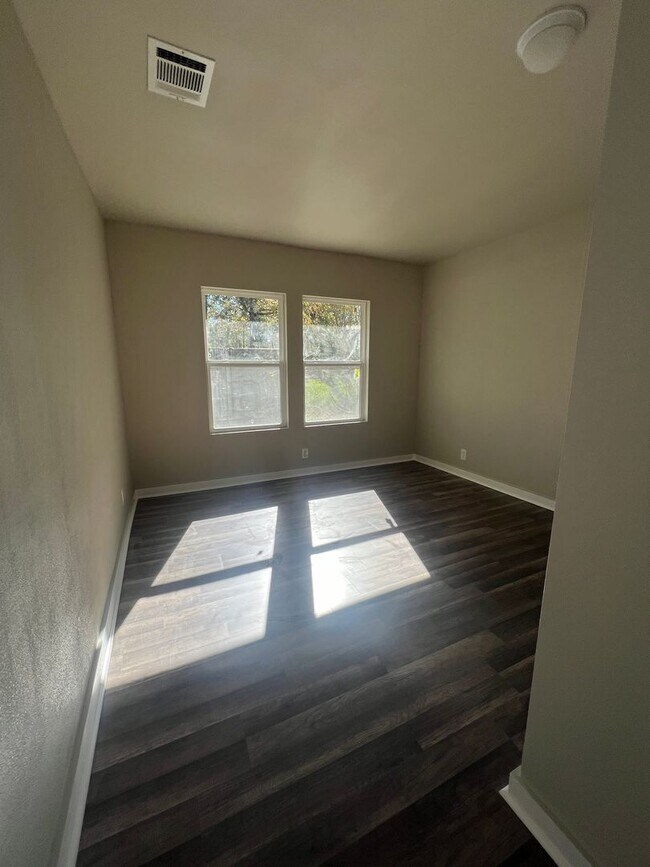 Building Photo - 6122 Southridge Dr