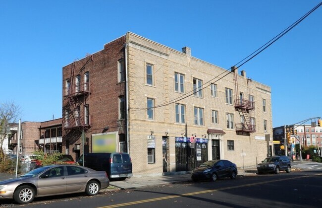 Primary Photo - 100 Bloomfield Ave