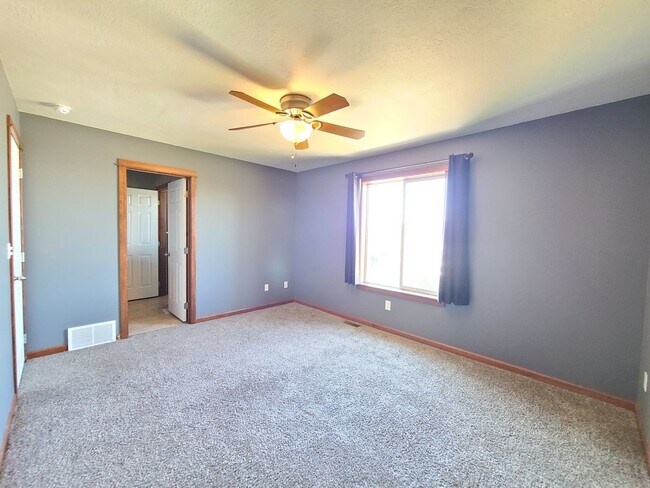 Building Photo - $2,200 -  3 Bed / 2.5 Bath Beautiful Spokane Valley House