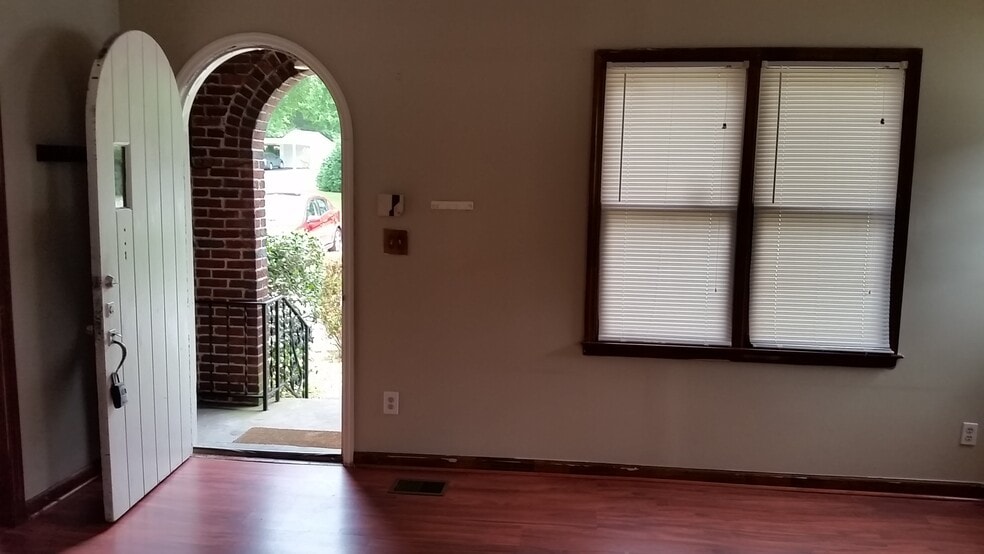 Building Photo - 1006 McMahan Ave