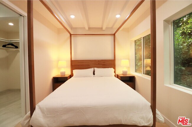 Building Photo - 9042 Phyllis Ave