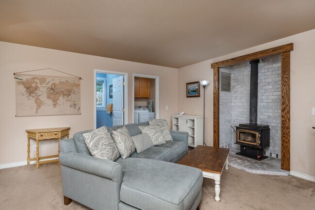 Building Photo - 3 Bedroom 2.5 Bath House