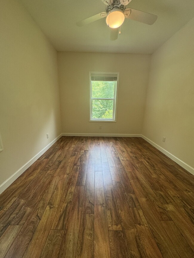 Building Photo - "Charming 3-Bed Retreat in Hendersonville with Cozy Fireplace."