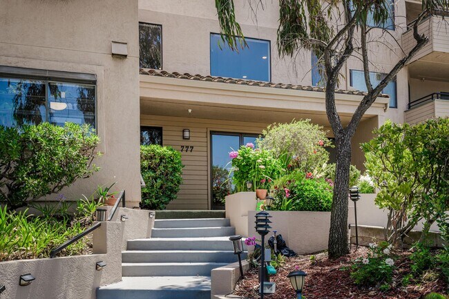 Building Photo - EPIC REA:End-Unit & Top 2 Floor (Penthouse...