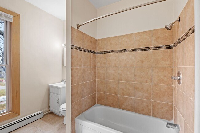 Building Photo - Updated Studio Unit - Available Now!