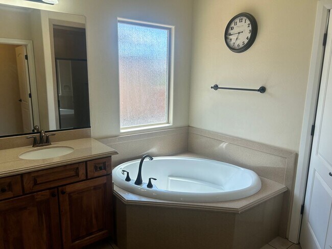 Building Photo - La Verkin Charm!