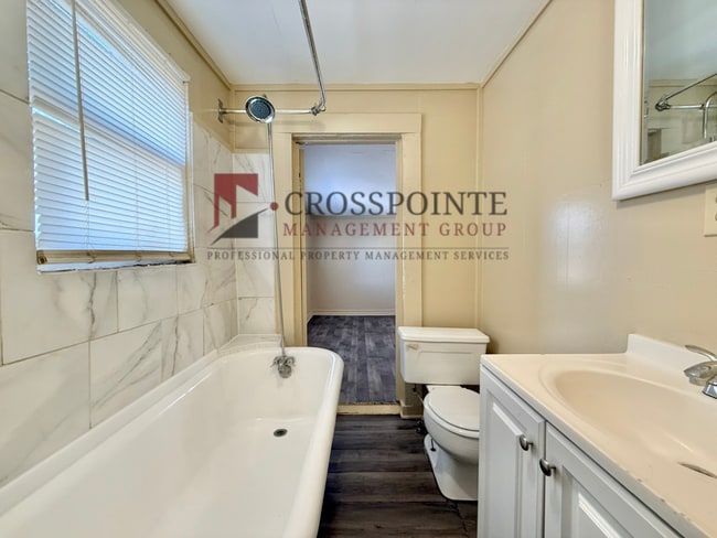 Building Photo - Bow St Triplex