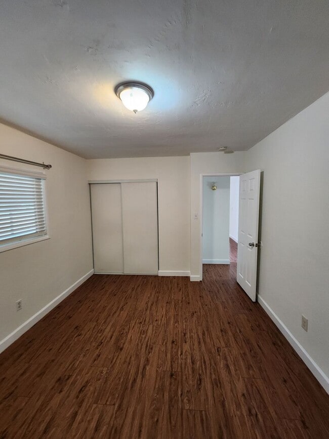Building Photo - Remodeled 2 Bedroom Condo