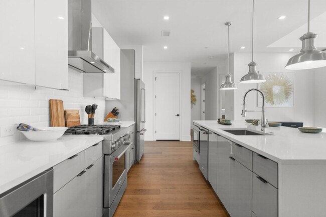 Building Photo - Premier Penthouse Suite at Seven 88 West Midtown-