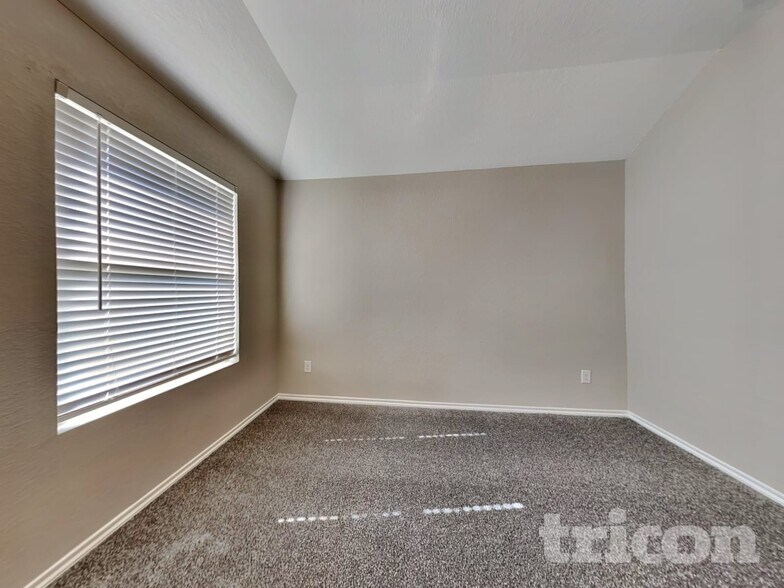 Building Photo - 11151 N Lake Mist Ln