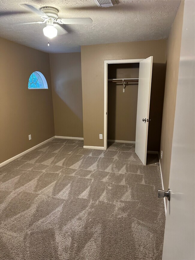 Building Photo - 12110 Bowsman Dr