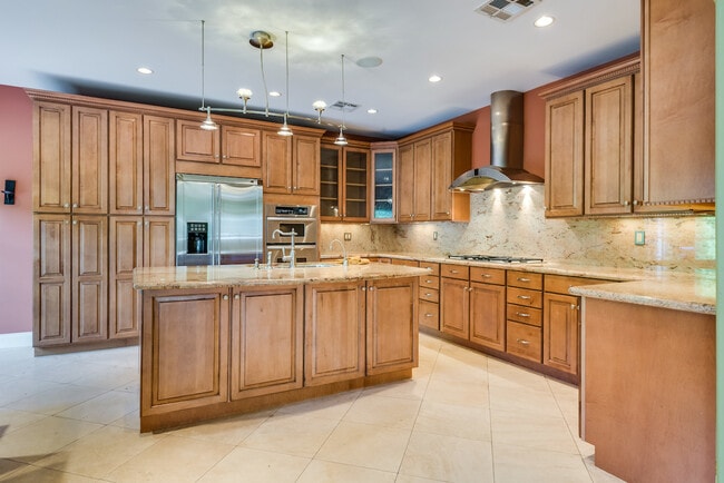 Building Photo - 2006 Manhattan Beach Blvd