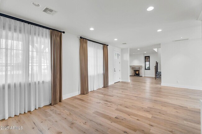 Building Photo - 4901 E Amelia Ave