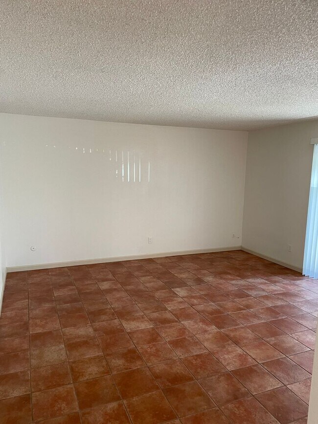 Building Photo - Bright and Charming 3 Bedroom 2 Bath Condo with Patio and A/C!