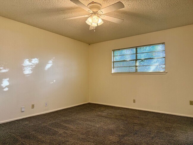 Building Photo - House For Rent
