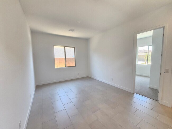 Building Photo - Beautiful and spacious