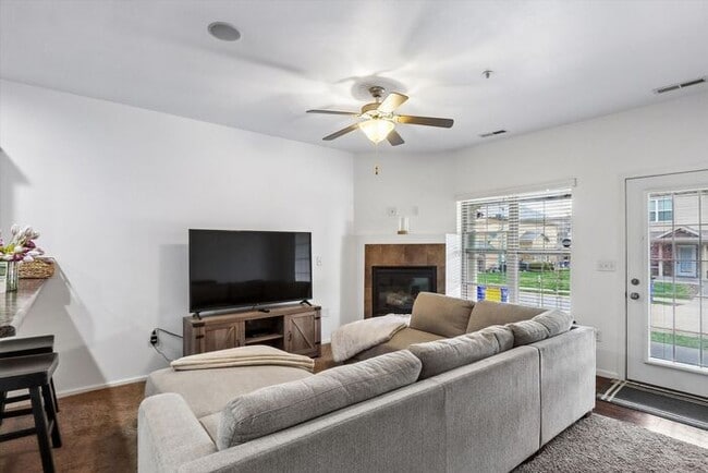 Building Photo - $2,000 | 3 Bedroom, 2.5 Bathroom Town Home | Pets Allowed | Available for August 1st Move-In!