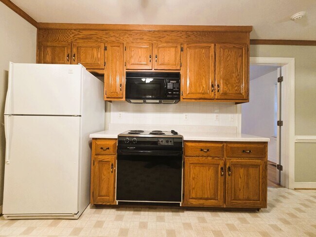 Building Photo - 4206 Tweedsmuir Rd