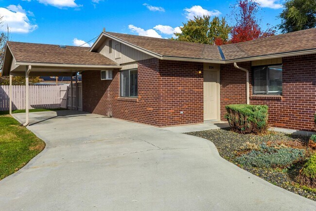 Primary Photo - Fresh 2 Bed unit with giant yard, covered ...