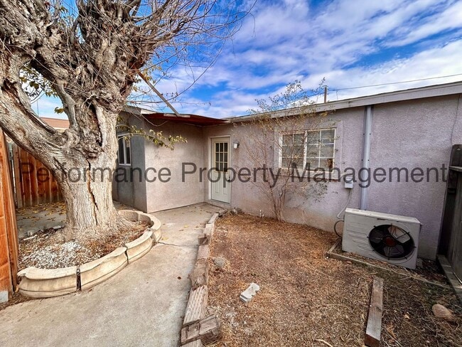 Building Photo - Charming 3 Bed/2 Bath in SW Bakersfield w/...