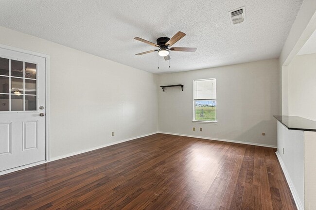 Building Photo - 216 Red River Dr