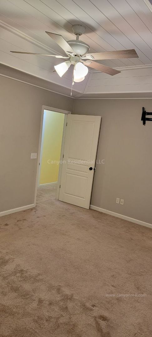 Building Photo - Recently Renovated!!Beautiful 4BR home.