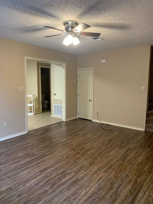 Building Photo - 507 Valley Dr