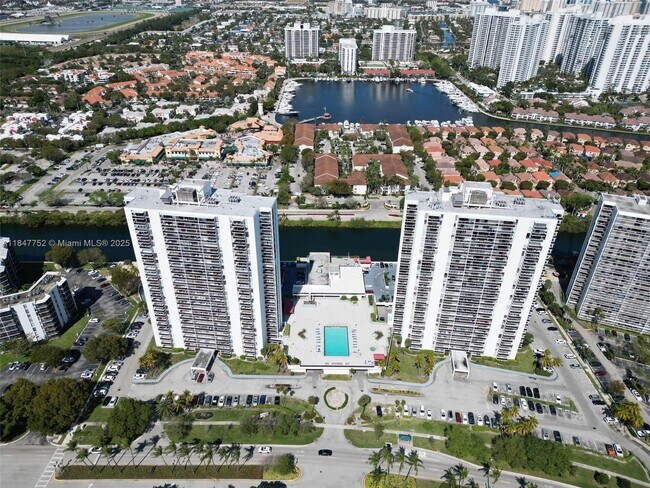 Building Photo - 3625 N Country Club Dr