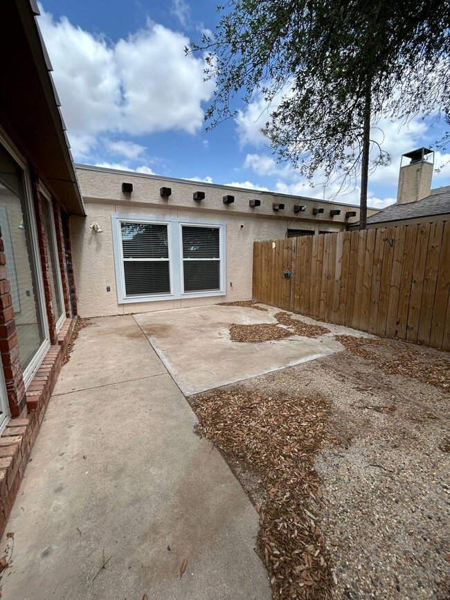 Building Photo - Beautiful Patio Home